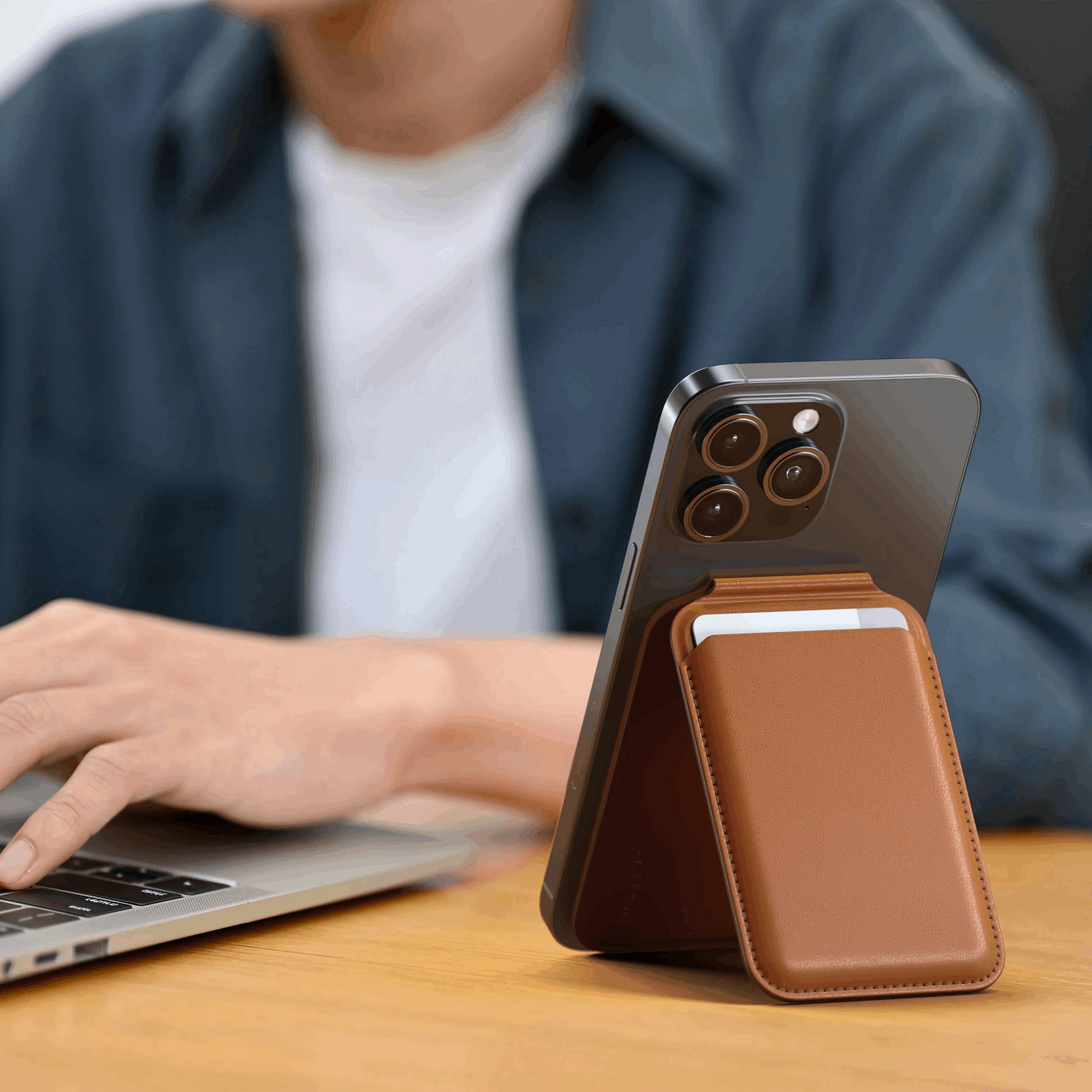 Satechi Magnetic Wallet Stand -Brown